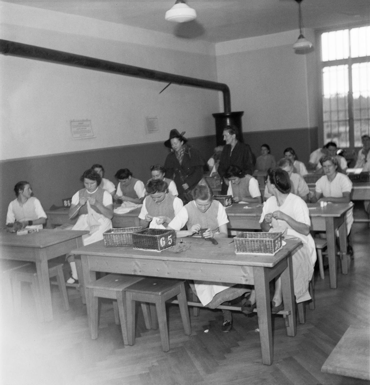 Des femmes enfermées à Hindelbank à l'atelier, photographiées en août 1946. [Keystone - STR]