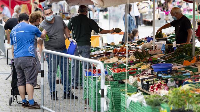 Le marché de Lausanne, le samedi 23 mai 2020. [KEYSTONE - Laurent Gillieron]