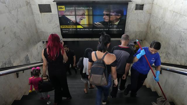 Ecran d'information dans une station de bus relayant le résultat du premier tour des élections présidentielles brésiliennes, le 3 octobre à Brasilia. [AP/Keystone - Eraldo Peres]