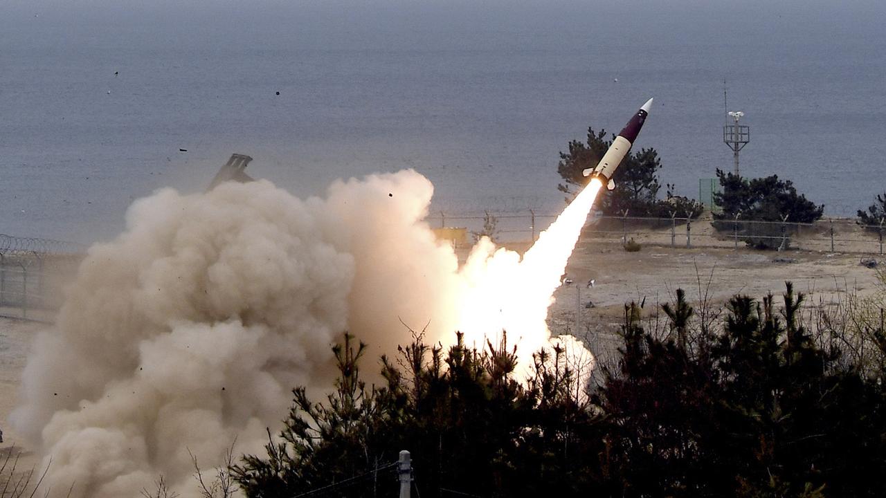 Tirs d'un missile ATACMS lors d'un exercice militaire en Corée du Sud (image d'illustration). [Keystone - South Korea Defense Ministry]