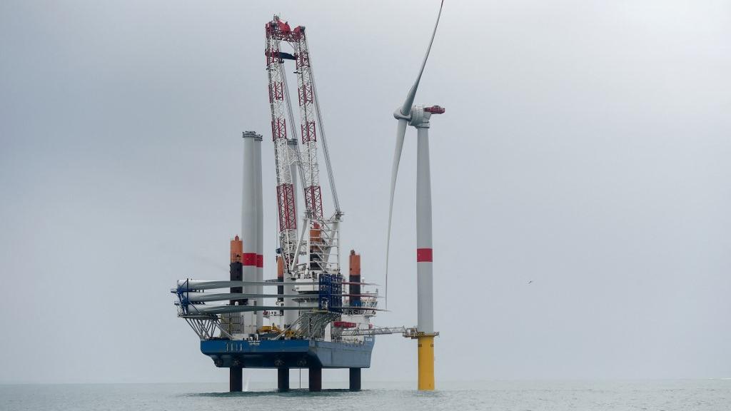 Une éolienne en construction au large de Saint-Nazaire. [AFP - Sébastien Salom-Gomis]