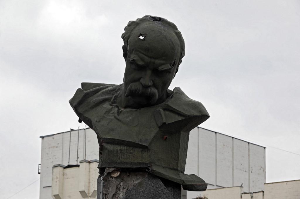 Le buste du poète ukrainien Taras Shevchenko avec la tête transpercée d'une balle, dans la région de Kiev. [NurPhoto via AFP - Hennadii Minchenko]