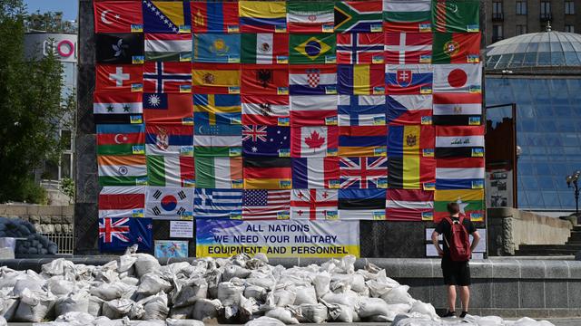 Des drapeaux et un appel à l'aide "de toutes les nations" au centre de Kiev le 30 juin 2022. [AFP - Miguel Medina]