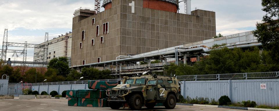 Un véhicule militaire russe parqué devant la centrale de Zaporijjia. [Reuters - Alexander Ermochenko]