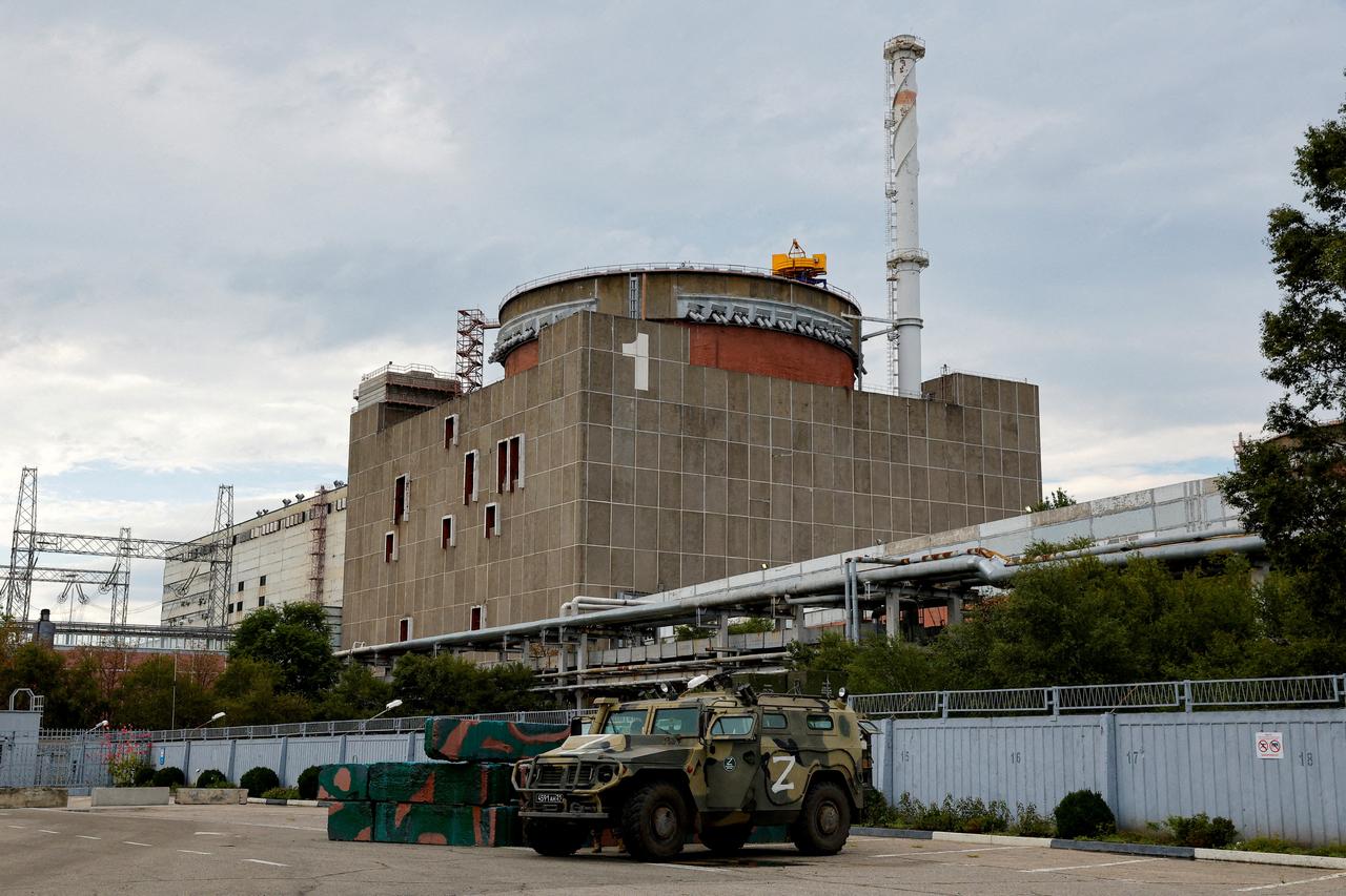 Un véhicule militaire russe parqué devant la centrale de Zaporijjia. [Reuters - Alexander Ermochenko]