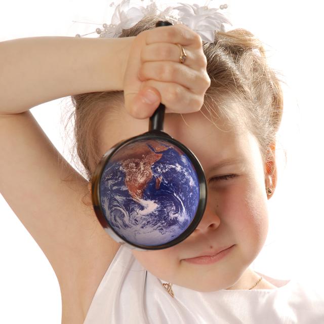 Une enfant regarde le monde au prisme d'une loupe.
Id : 12420587 [Depositphotos - Yanc]