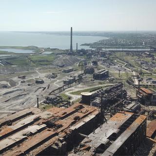 Une vue de l'aciérie de Marioupol, actuellement sous le contrôle de la République autoproclamée de Donetsk, le 13 juin 2022. [AP/Keystone - Ministère de la Défense russe]