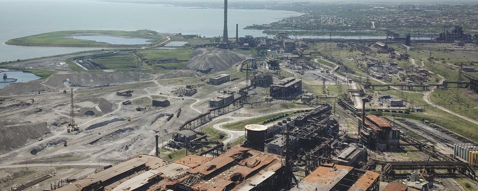 Une vue de l'aciérie de Marioupol, actuellement sous le contrôle de la République autoproclamée de Donetsk, le 13 juin 2022. [AP/Keystone - Ministère de la Défense russe]