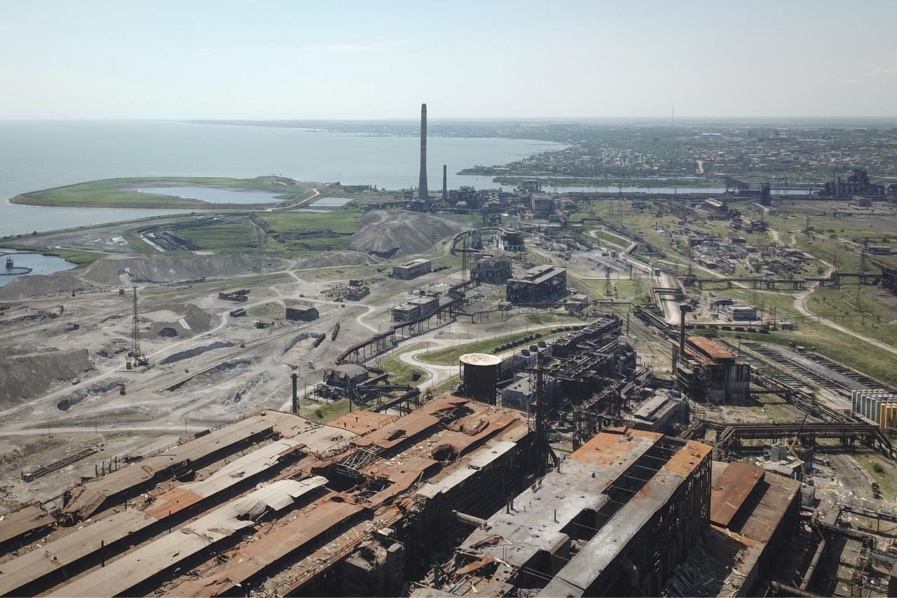 Une vue de l'aciérie de Marioupol, actuellement sous le contrôle de la République autoproclamée de Donetsk, le 13 juin 2022. [AP/Keystone - Ministère de la Défense russe]