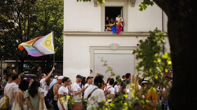 Des milliers de personnes ont défilé dans les rue de Zurich à l'occasion de la Pride, avec le slogan "Trans? living diversity". [Keystone - Michael Buholzer]