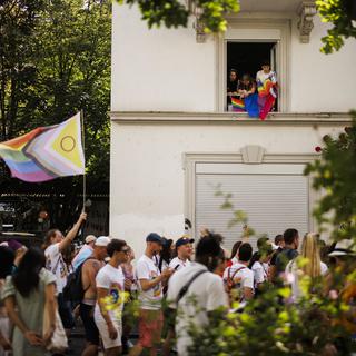 Des milliers de personnes ont défilé dans les rue de Zurich à l'occasion de la Pride, avec le slogan "Trans? living diversity". [Keystone - Michael Buholzer]