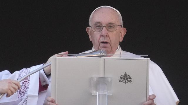 Le pape François a délivré sa bénédiction Urbi et Orbi le 25 décembre au balcon de la  basilique Saint-Pierre. [Keystone - Gregorio Borgia]