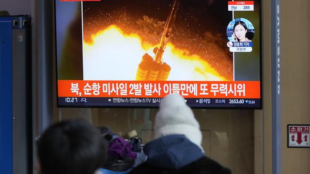 Une télévision montrant le lancement du missile de la Corée du Nord. [AP Photo/Keystone - Lee Jin-man]