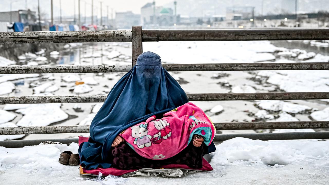 La neige, rare dans ce pays, accentue encore les difficultés rencontrées par de nombreuses Afghanes et Afghans. [AFP - Mohd Rasfan]