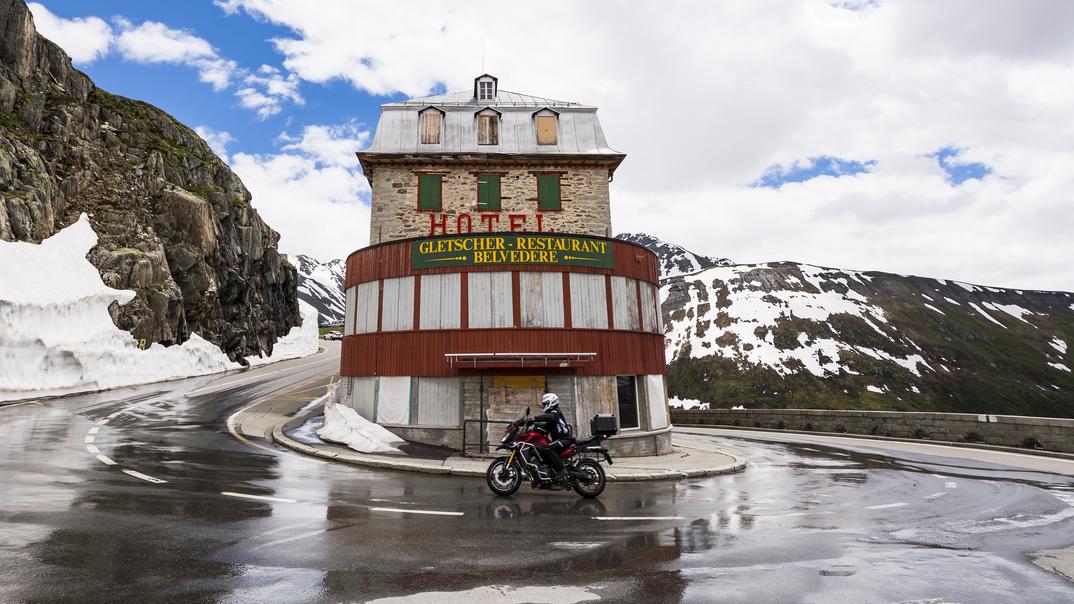 La vente de deux-roues motorisés a fortement augmenté en 2021 (photo: une moto devant l'hotel Belvedere, sur la route du Col de la Furka). [Keystone - Jean-Christophe Bott]