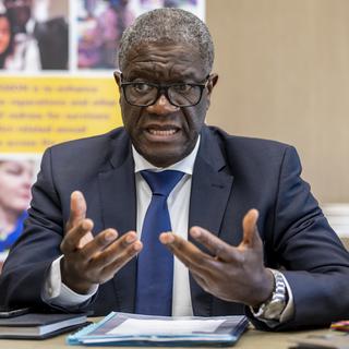 Denis Mukwege, lauréats du prix Nobel de la paix 2018, s'expriment lors de l'Inauguration et de sa présentation des objectifs et missions du Fonds mondial pour les survivants, à Genève, en Suisse, jeudi 10 mars 2022. [KEYSTONE - Martial Trezzini]