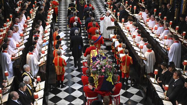 Le cercueil de la reine Elizabeth II dans l'abbaye de Westminster. [AP/Keystone - Ben Stansal]