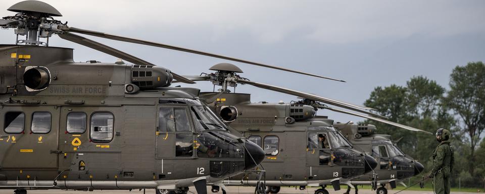 Trois hélicoptères de transport 06 (TH06) de l'armée suisse, plus connus sous le nom de Super Puma, décollent de l'aéroport de Locarno en direction de la Grèce, le samedi 7 août 2021. [KEYSTONE - Urs Flueeler]