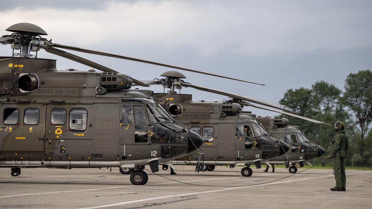Trois hélicoptères de transport 06 (TH06) de l'armée suisse, plus connus sous le nom de Super Puma, décollent de l'aéroport de Locarno en direction de la Grèce, le samedi 7 août 2021. [KEYSTONE - Urs Flueeler]