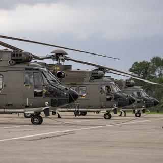 Trois hélicoptères de transport 06 (TH06) de l'armée suisse, plus connus sous le nom de Super Puma, décollent de l'aéroport de Locarno en direction de la Grèce, le samedi 7 août 2021. [KEYSTONE - Urs Flueeler]