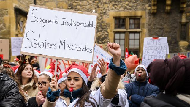 Travail.Suisse tire un bilan mitigé des négociations salariales pour 2023. [KEYSTONE - JEAN-CHRISTOPHE BOTT]