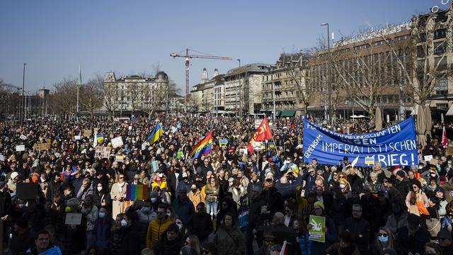 Des milliers de personnes se sont rassemblées samedi 5 mars à Zurich pour manifester contre la guerre en Ukraine. [Keystone - Michael Buholzer]