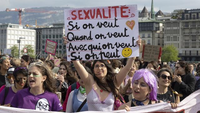 Des centaines de personnes dans la rue de Genève pour "La marche des salopes". [KEYSTONE - SALVATORE DI NOLFI]