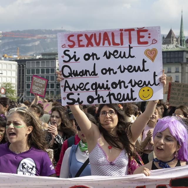 Des centaines de personnes dans la rue de Genève pour "La marche des salopes". [KEYSTONE - SALVATORE DI NOLFI]