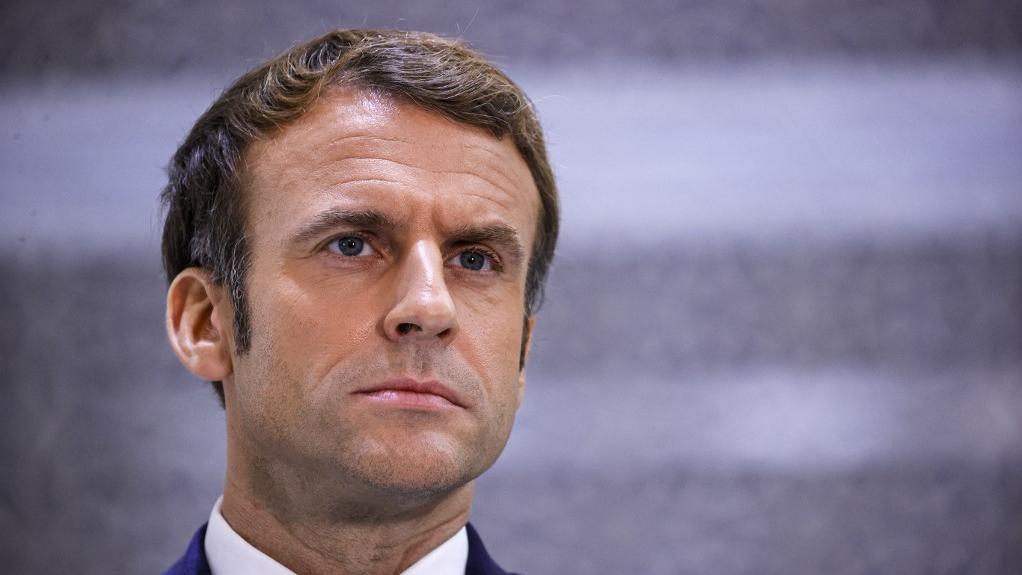 Pas encore officiellement candidat à sa réélection, Emmanuel Macron arriverait largement en tête du premier tour de l'élection présidentielle, selon un sondage. [afp - Thomas Samson]