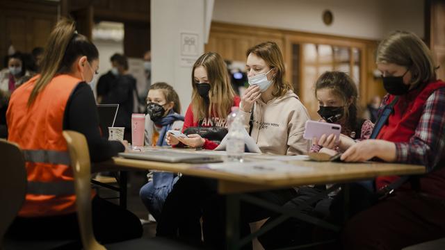 Une famille d'Ukraine pendant la procédure d'enregistrement dans un centre d'accueil pour réfugiés à Zurich, le 15 mars 2022. [Keystone - Michael Buholzer]