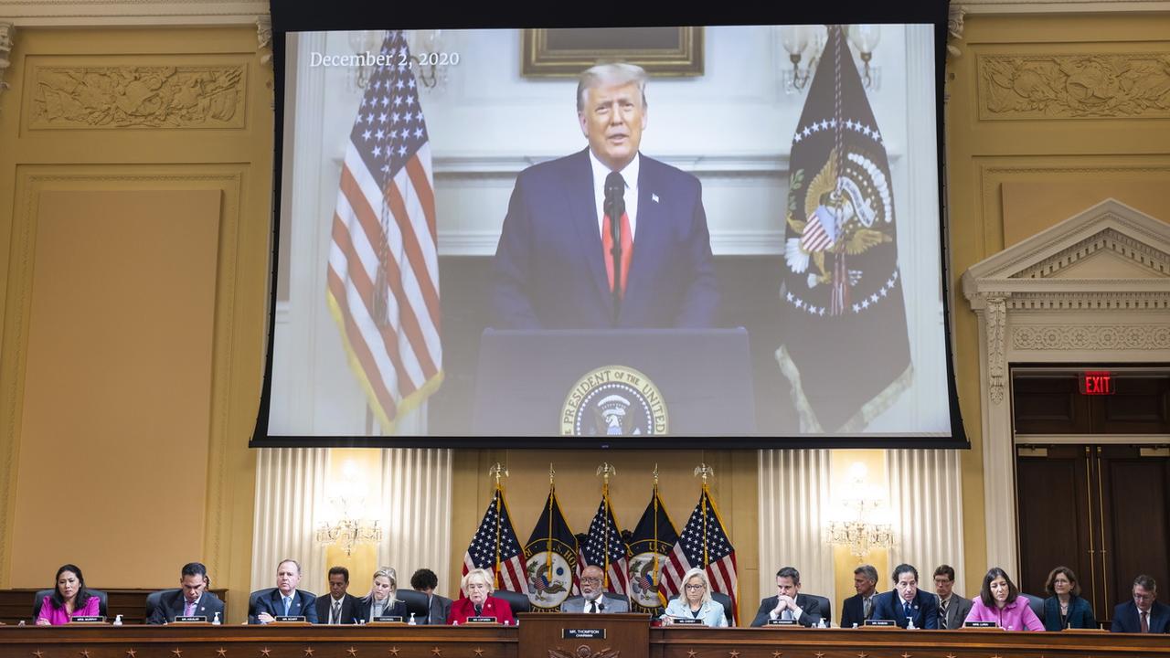 L'ancien président américain Donald Trump est projeté sur un écran au-dessus de la commission d'enquête sur l'assaut du 6 janvier 2021 sur le Capitole. [KEYSTONE - Jim Lo Scalzo / EPA]