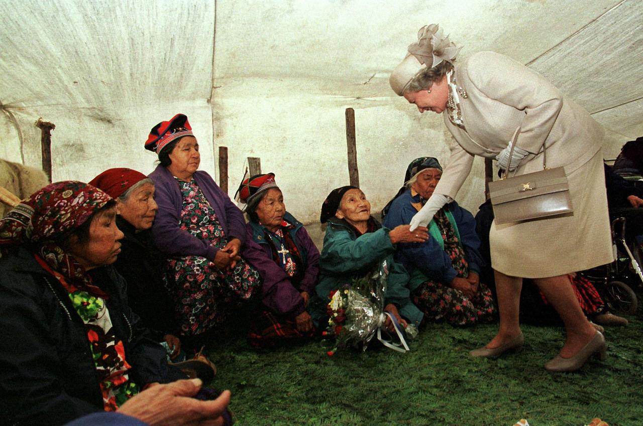 La reine Elizabeth II avait visité un camp innu en 1997, dans le village de Shetshashiu (Québec). [Reuters - Reuters Photographer]