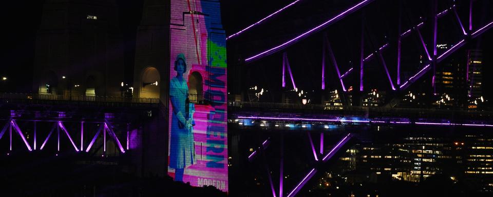 Le Harbour Bridge à Sydney illuminé aux couleurs de la reine. [Keystone/EPA - Dean Lewins]