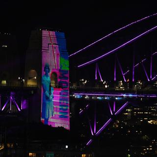 Le Harbour Bridge à Sydney illuminé aux couleurs de la reine. [Keystone/EPA - Dean Lewins]