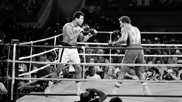 Mohamed Ali (gauche) avait battu George Foreman (droite) lors d'un combat passé à la postérité.