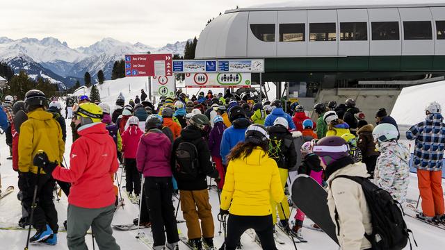 Les stations du Magic Pass ont enregistré une affluence record (photo: le télésiège du Grand Chamossaire à Villars en 2017). [Keystone - Jean-Christophe Bott]