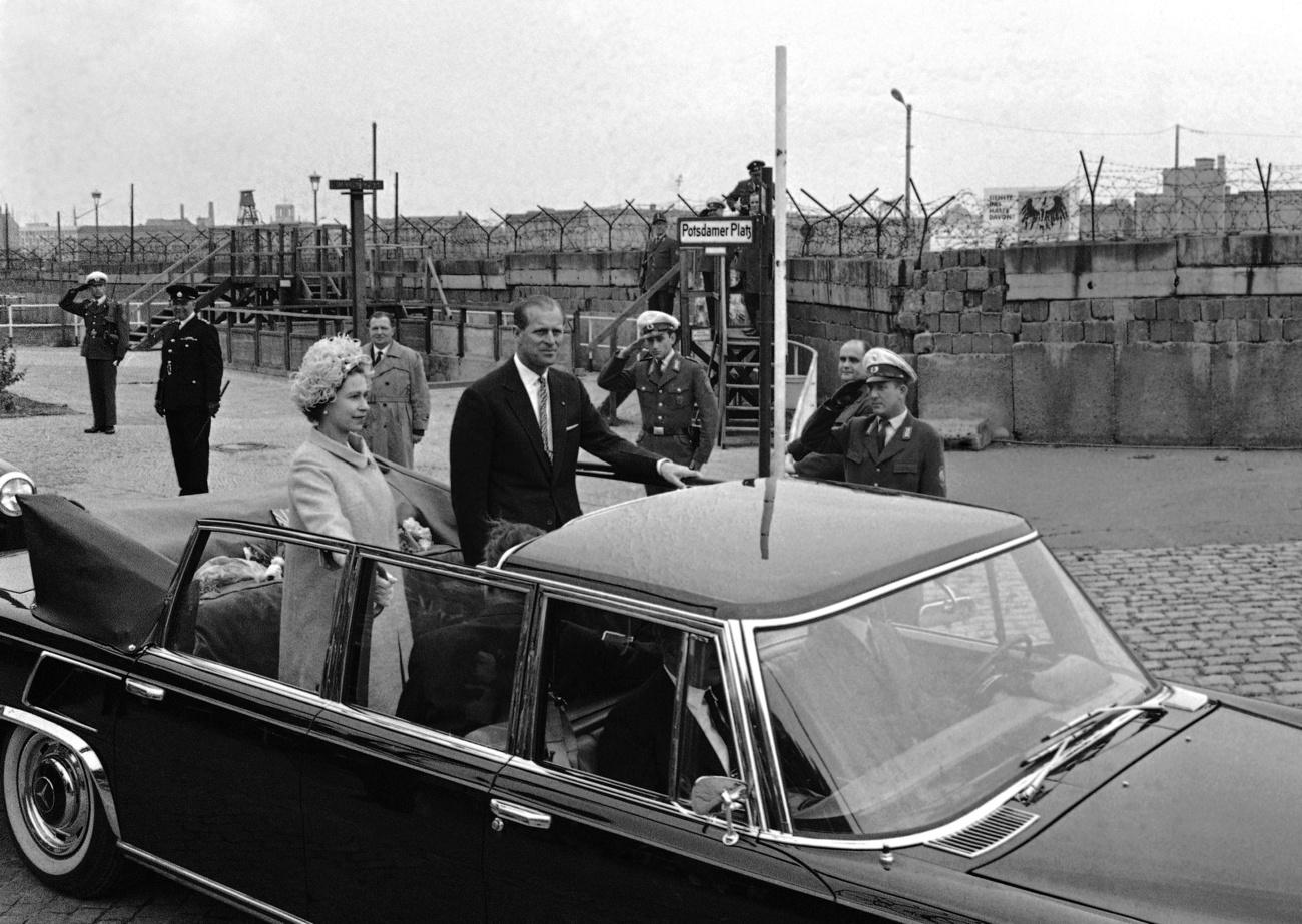 En 1965, Elizabeth II effectue un voyage à Berlin Ouest. En compagnie de son mari le prince Philippe, elle longera le mur séparant l'Allemagne de l'Est et de l'Ouest. [Keystone]