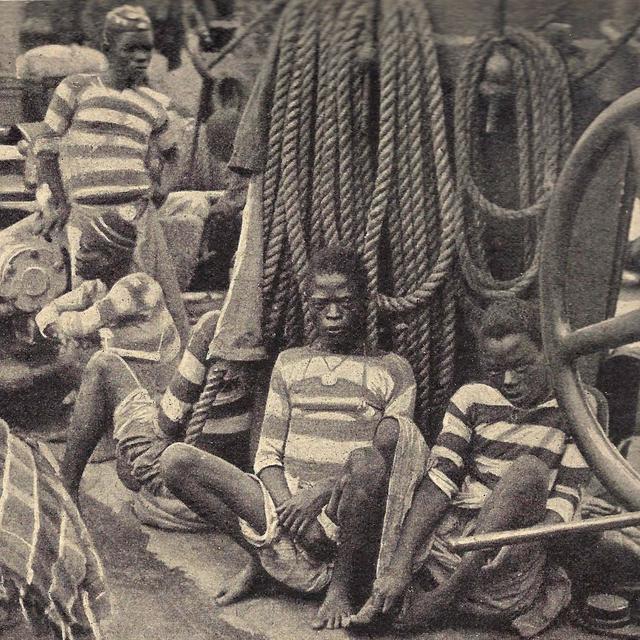 Esclaves sur le pont d'un navire, vers 1900. [Domaine public]