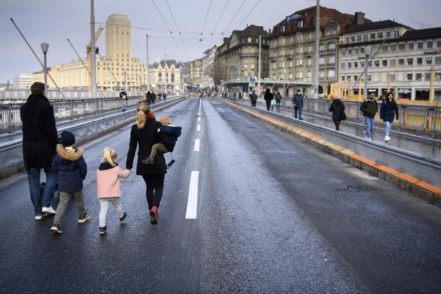 Les piétons profitent des deux jours, samedi et dimanche, où le pont est encore ouvert pour eux alors que la circulation motorisée est déjà interdite. [Keytone - Laurent Gillieron]