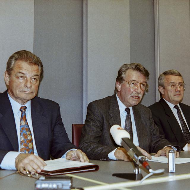 Les conseillers fédéraux Delamuraz, Felber et Kohler à l'heure de la défaite sur l'EEE, le 6 décembre 1992. [Keystone - Rolf Schertenleib]