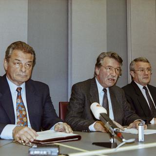 Les conseillers fédéraux Delamuraz, Felber et Kohler à l'heure de la défaite sur l'EEE, le 6 décembre 1992. [Keystone - Rolf Schertenleib]