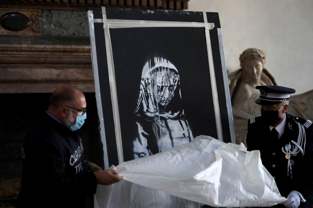 La police italienne a retrouvé "La jeune fille triste", oeuvre de Banksy, le 10 juin 2020. [AFP - FILIPPO MONTEFORTE]