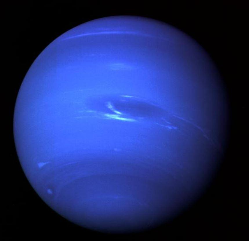 Cette image de Neptune a été réalisée à partir des dernières images de la planète entière prises à travers les filtres vert et orange de la caméra de Voyager 2. [NASA - JPL]