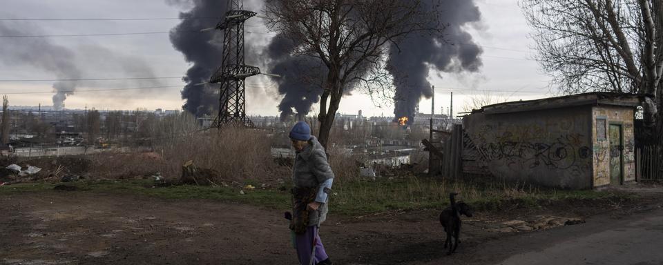 De la fumée dans la région d'Odessa dans le sud de l'Ukraine. [AP/Keystone - Petros Giannakouris]