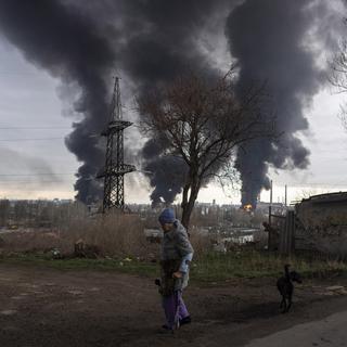 De la fumée dans la région d'Odessa dans le sud de l'Ukraine. [AP/Keystone - Petros Giannakouris]