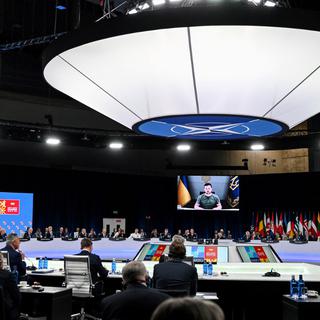 Volodymyr Zelensky s'exprime en visioconférence lors du sommet de l'Otan à Madrid en juin 2022. [AFP - Gabriel Bouys]