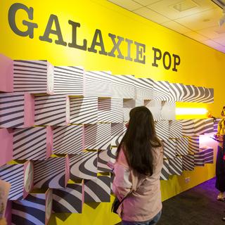 Une photo de l'exposition "Galaxie pop" à la bibliothèque de la Cité à Genève. [Bibliothèques municipales de la ville de Genève - Frank Mentha]
