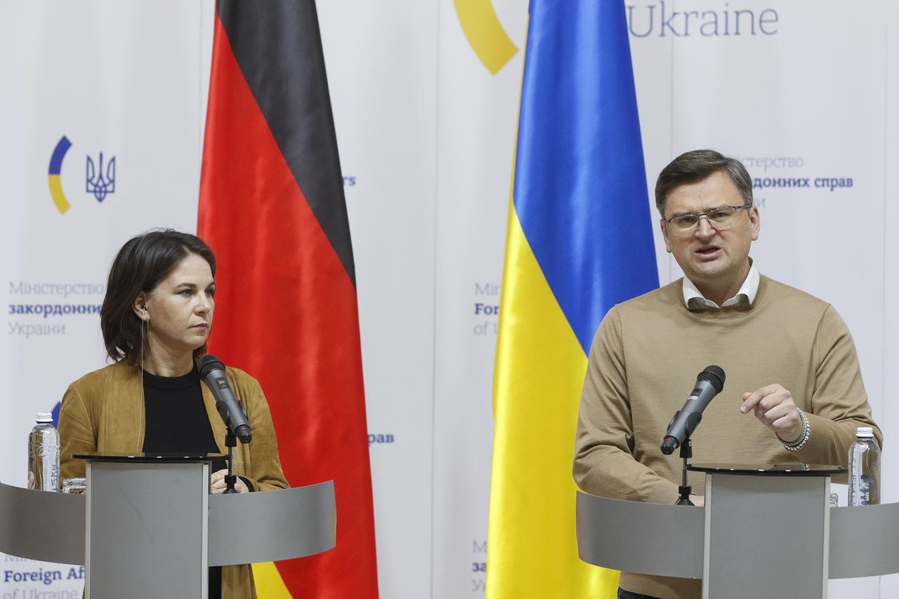 La ministre allemande des affaires étrangères Annalena Baerbock et le ministre ukrainien des affaires étrangères Dmytro Kuleba s'expriment lors d'une conférence de presse conjointe à Kiev, en Ukraine, le 10 mai 2022. [KEYSTONE - Valentyn Ogirenko / EPA]