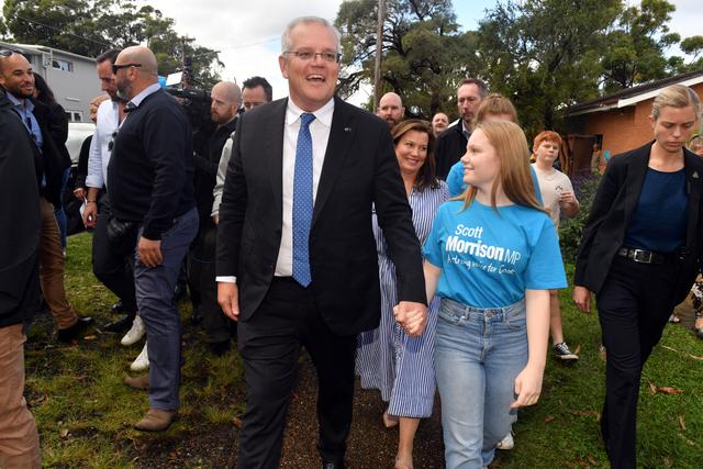 Le Premier ministre australien Scott Morrison, avec sa famille, a voté à Lilli Pilli, une bourgade au sud de Sydney. [Reuters/AAP - Mick Tsikas]