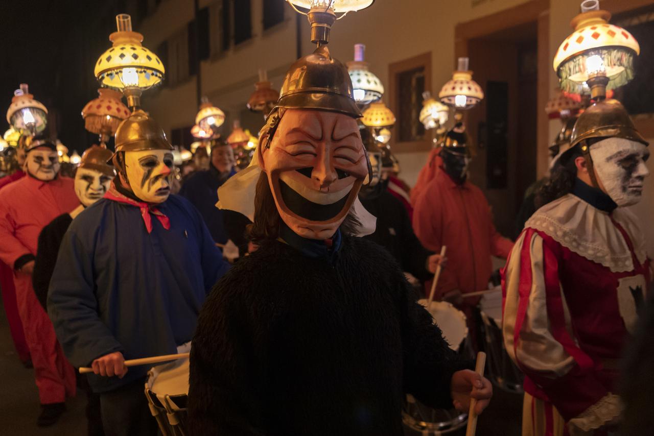 Lundi à 04h00, les tambours des cliques ont donné le coup d'envoi du carnaval de Bâle. [KEYSTONE - GEORGIOS KEFALAS]